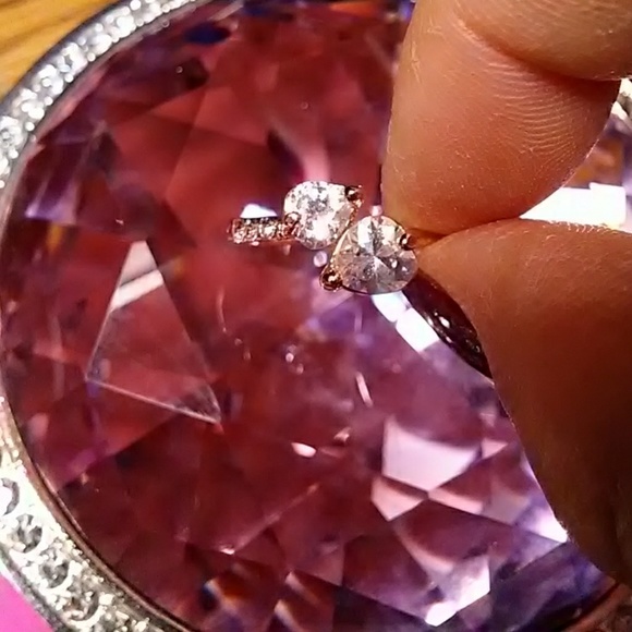 Gold Ring with Heart shaped CZ - Picture 3 of 8